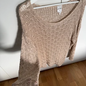 Monki beige hålstickad tröja, storlek XS/S - •Säljer en beige stickad tröja från Monki i storlek XS/S.  •Tröjan har ett luftigt, grovmaskigt mönster och långa ärmar.  •Perfekt för lager-på-lager och chill vår- eller sommarkvällar.  •Superfin att styla med jeans eller kjol! •Använd 1 gång, som ny! Tvättad. Köpte för 500 kr •Djurfritt och rökfritt hem.