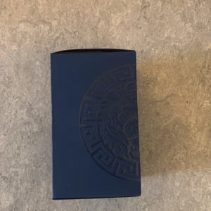 Lattafa Asad Zanzibar parfym 100ml - Asad Zanzibar från Lattafa är en Eau de Parfum i en snygg blå flaska. Volym: 100ml. Ingredienser: Alcohol Denat., Parfum (Fragrance), Aqua (Water), Benzyl Salicylate, Limonene, Coumarin, Citral, Geraniol, Benzyl Benzoate, Citronellol, Linalool, Benzyl Alcohol. En god och fräsch parfym funkar till alla årstider. Aldrig använd och vill sälja den för jag inte använder parfymen för jag har många fler. En unisex parfym som funkar till både män och kvinnor.