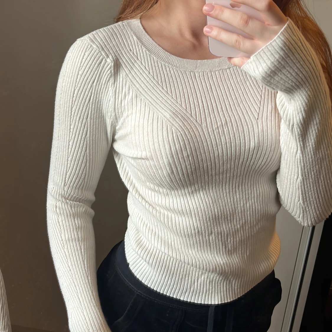 Vit ribbad stickad tröja
