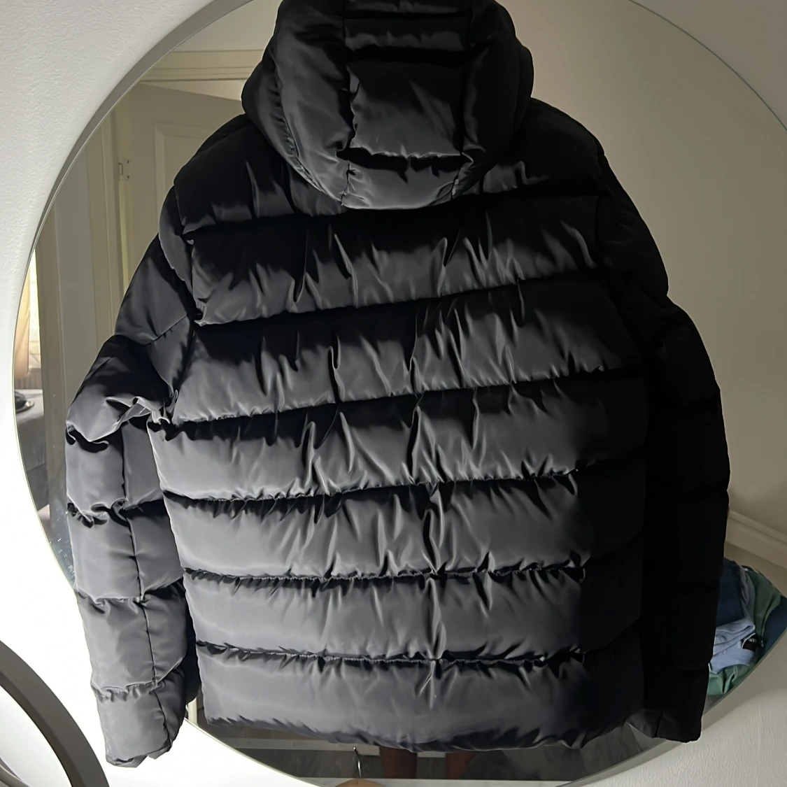 Svart Moncler pufferjacka med huva - 1