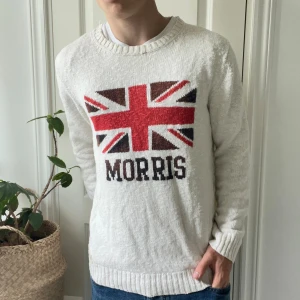 Morris tröja vit L - Morris tröja vit L, inga större defekter! Modellen är 180,75 kg. Tröjan är lite använd men märks knappt. Kom med frågor! 