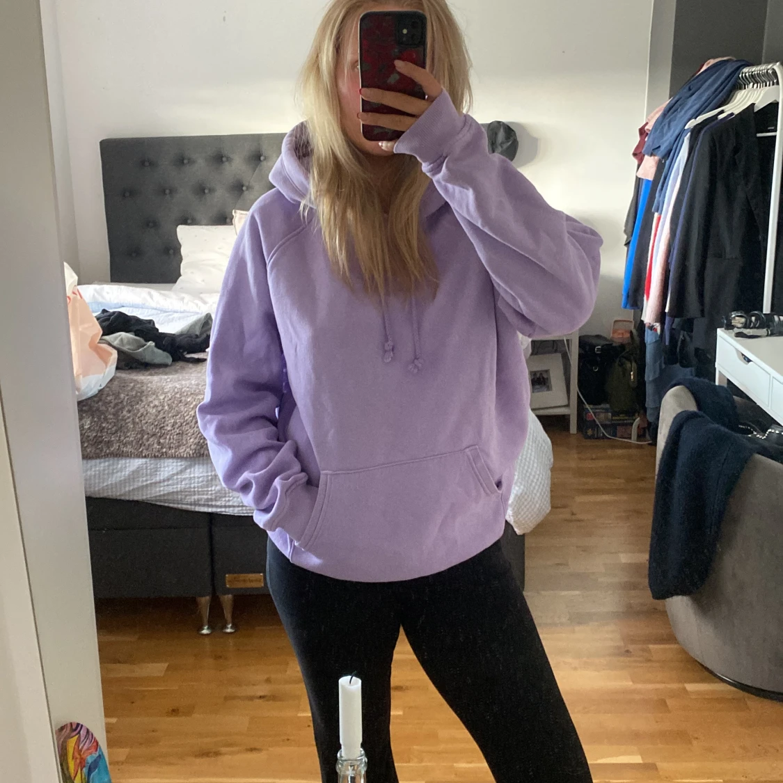 Ljuslila hoodie med huva och ficka - 1