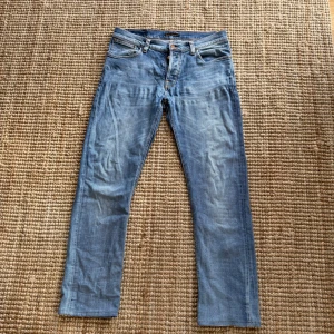 Ljusblå jeans från Nudie Jeans W33/L32 - Jeansen är storlek w33/L34 men de är uppsydda hos nudie så längden på dem är w33/L32. Modellen är Dude Dan. De är otroligt snygga med skitsnygg tvätt. Sälj i befintligt skick och fler bilder på förfrågan! 💸 Priset är disskuterbart💸