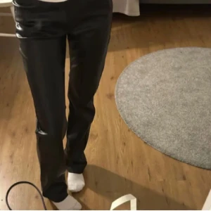 Lågmidjade skinnbyxor - Superfina skinnbyxor från bikbok, Lågmidjade.  Säljer då dom aldrig kommit till användning. Skriv för mer bilder! Nypris 500