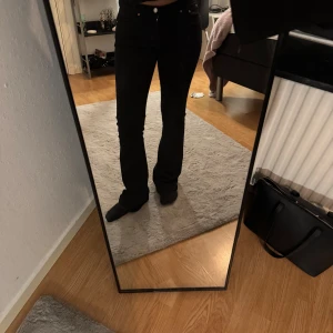 Svarta bootcut jeans -  Säljer  mina  nya svarta jeans på grund av att de inte kommer till någon användning 💞