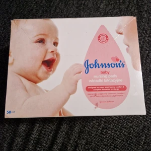 Johnson's amningsinlägg 50-pack,  nursing pads - Johnson's amningsinlägg i en förpackning med 50 stycken. De är designade för hög absorptionsförmåga, komfort och diskretion. Perfekt för dig som vill ha extra skydd under amningsperioden.