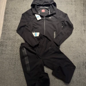 Nike Tech Fleece zip tracksuit svart - Svart Nike Tech Fleece zip tracksuit storlek M. Skriv vid intresse eller om du undrar något!
