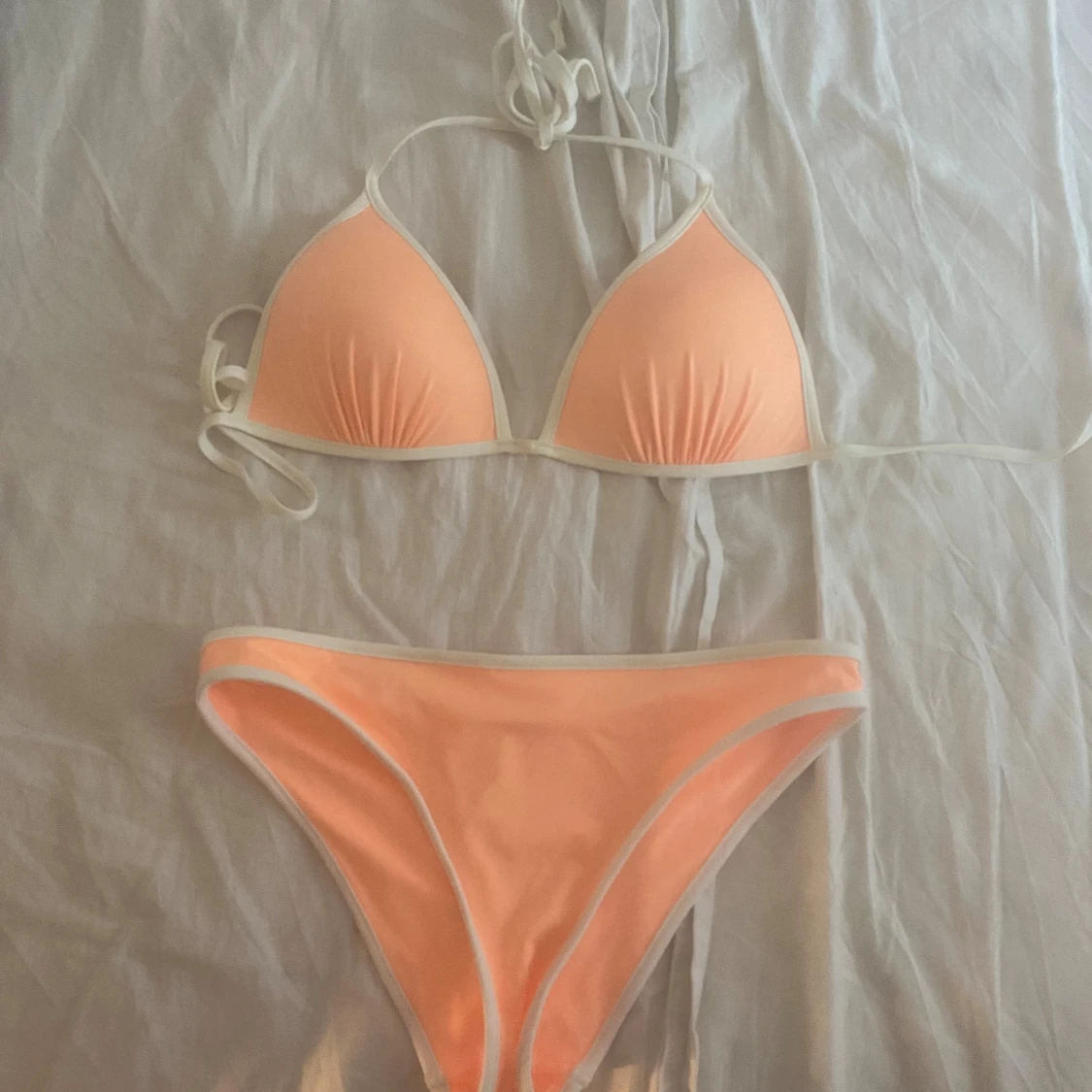 Persikofärgad bikini med vita detaljer från H&M  - 4