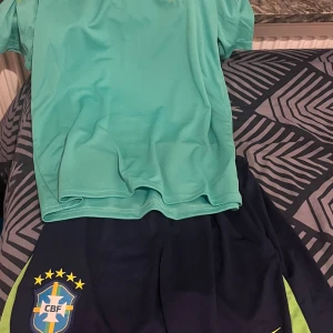 Brazil tracksuit - Säljer denna Brazil tracksuiten då den inte får någon användning. Medföljer tröja och shorts i storlek M.