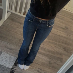 Diesel jeans bootcut  - Snygga lågmidjade blå jeans från Diesel i klassisk bootcut-modell. Jeansen har normal passform. Storleken är W26, passar storlek S/36. Hör gärna av er vid intresse eller frågor!