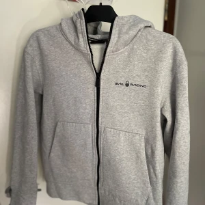 SAIL RACING tröja - Säljer en väldigt fin Sail Racing tröja i storlek 170/XS. Skick 9/10, använd väldigt sparsamt. Skriv gärna vid frågor eller funderingar! 