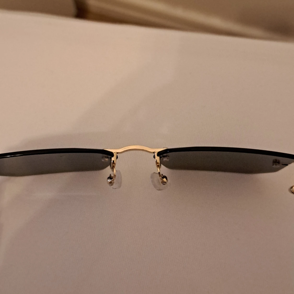 Svarta rektangulära solglasögon guld - 3