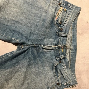 Diesel jeans bootcut - Säljer mina jeans från märket diesel, tror det är en äldre model från 90- 2000 talet, dem är super lågmidjade och bootcut. För mig som är 160 är dem lite långa💗 