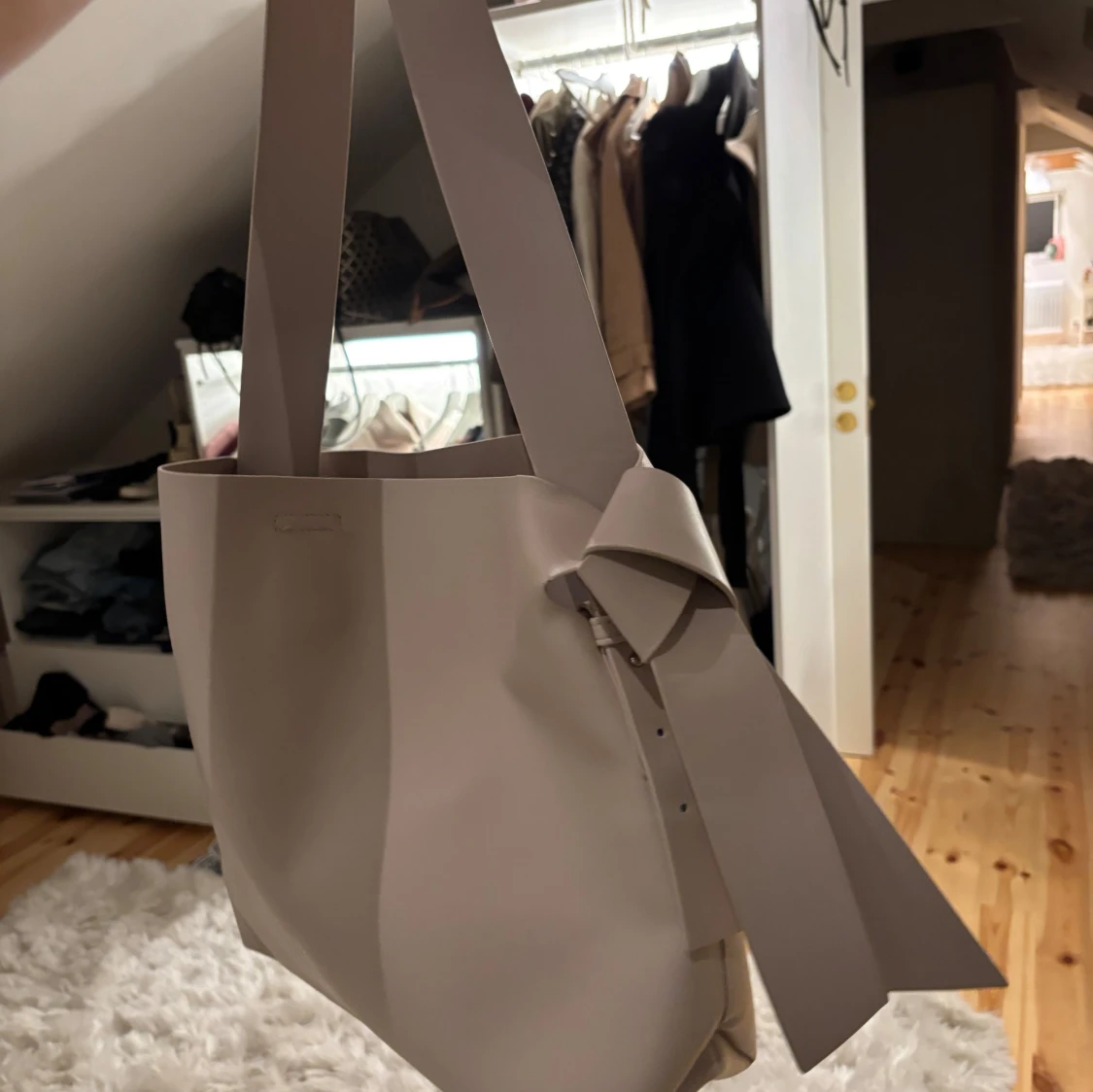 Beige axelväska med rosett i skinn - 1