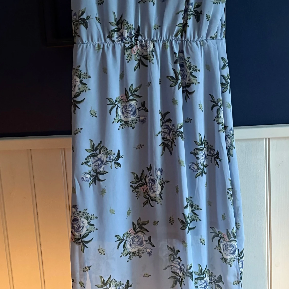 Ljusblå blommig långklänning