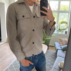 Overshirt beige  - Väldigt fräsch och stilren, inga defekter skriv vid fundering🙌😊