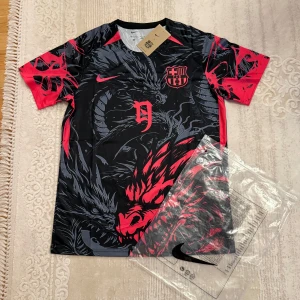 Barcelona Tröja  - Barcelona fotbollströja 💖🔵🔴 Storlek M – helt ny, aldrig använd. Snygg rosa design med Barcelonas emblem. Perfekt för match, träning eller streetwear.  Skickas snabbt och säkert 🚀 