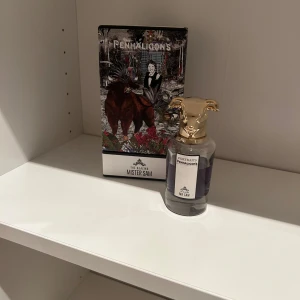 Penhaligon's Mister Sam EdP 75ml - Unik parfym från Penhaligon's Portraits-serie, The Blazing Mister Sam. Doften är fantastiskt men måste prioritera annat än parfym! Ungefär 55/75 ml är kvar i flaskan. Frakt ingår ej💕