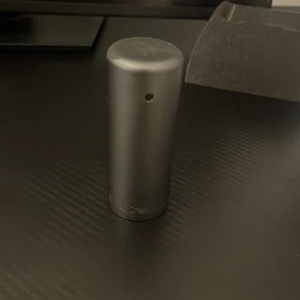 Stilren parfym från Armani 20ml kvar - Minimalistisk och modern parfym från Giorgio Armani. Perfekt för dig som gillar stilrena accessoarer. Passar dig som vill ha något diskret men exklusivt i väskan eller på hyllan.