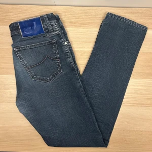 Jacob Cohën Jeans | W31 - Tvärfeta Cohën jeans i snygg tvätt😁| Modell: 688 C | W31 | Defekter: Nej | Midja: 76 cm | Innerben: 77 cm | Ytterben: 102 cm | Måttavvikelser +-1 cm | Modellen är 175 cm och väger 70 kg | Vänligen kontrollera mått innan köp🤗 | Tveka inte att kontakta mig vid övriga frågor😁!