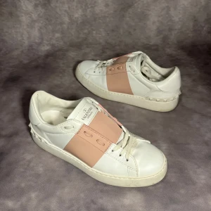 Valentino Garavani Open sneakers vit/rosa - Snygga Valentino Garavani Open sneakers i storlek 37. Skorna är i jätte bra skick enbart använda ett fåtal gånger. Enbart skorna följer med vid köp. Nypris 7’200kr 