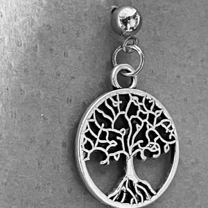 By prisförslag- 1 st Silverfärgat örhänge med livets träd - Unikt örhänge i silverfärg med ett detaljerat livets träd-motiv i rund ram. Hängsmycket har fina grenar och rötter, och sitter på en blank kula. Perfekt accessoar för dig som gillar naturinspirerade smycken.