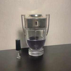 Invictus edt, sample  - Invictus edt 2ml sample. En frisk och sportig doft som öppnar med grapefrukt och havsnoter för en energisk känsla. Hjärtat bjuder på lagerblad och jasmin som ger en maskulin elegans. Basen består av guaiac-trä, patchouli, ekmossa och ambergris, vilket skapar en kraftfull men ren avslutning. Invictus EDT är ungdomlig, fräsch och motiverande – perfekt för vardag, skola och soliga dagar. Priser [30ml för 250kr, 10ml för 75kr, 5ml för 40kr, 2ml för 25kr]