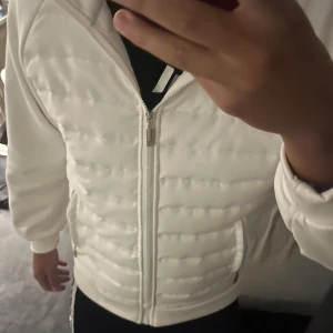 Vit cardigan  - Säljer min vita cardigan perfekt för hösten🍁använd 4-5 gånger, priset kan diskuteras vid snabb affär, 
