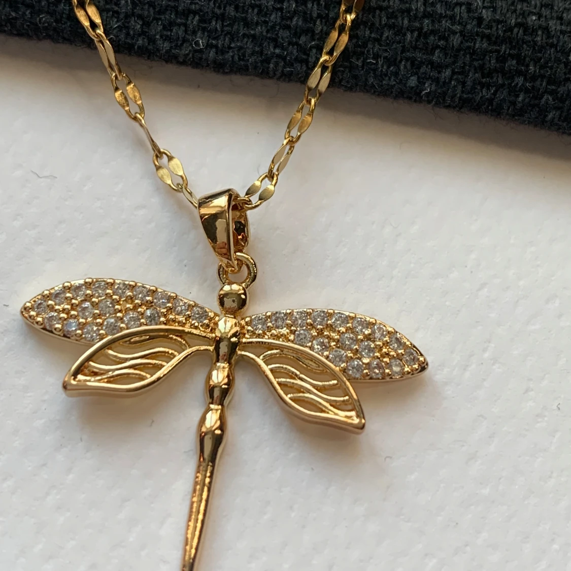 Guldfärgat halsband med trollslända Luce D'Oro - 3