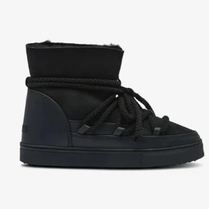 Svarta boots från Inuikii i mocka - Så snygga äkta svarta inuuki boots. Använda men i mycket bra skick. Köpta för 3000 kr. Storlek 36 men passar även mig som är 37. Vattentäta och varma.