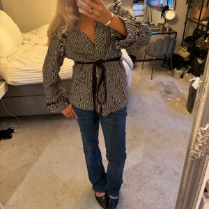 Svartvit omlottblus med knytband - Söt kofta 