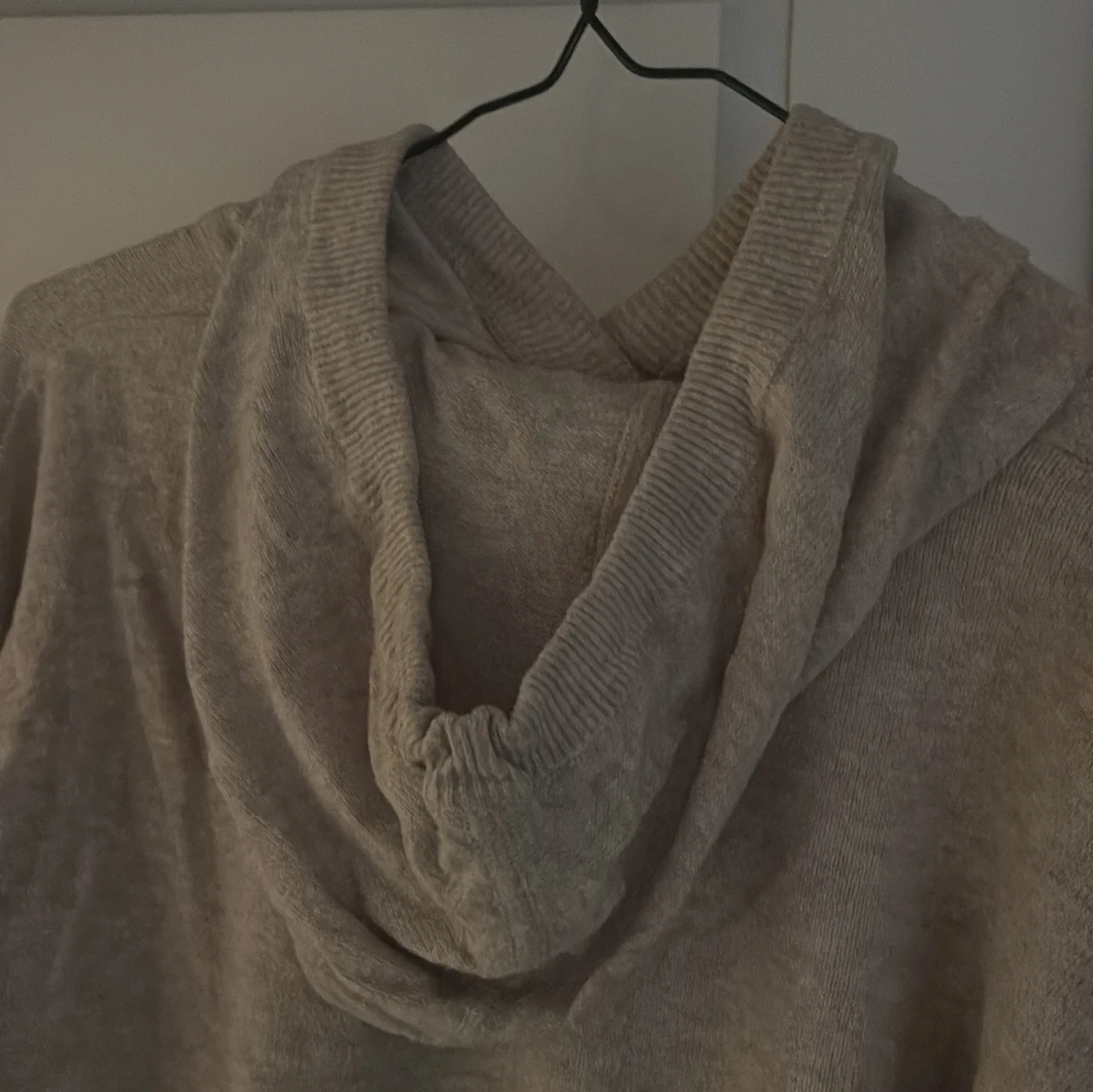 Beige stickad hoodie med snören - 1