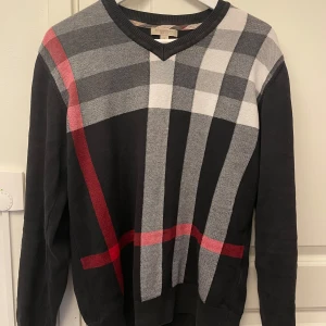 Burberry Sweatshirt - Säljer denna Burberry crewneck/sweatshirt i storlek S, Mycket bra skick 8,5/10. Tröjan är V ringad och har ett rutigt mönster som kännetecknar Burberrys klassiska design. Perfekt nu till hösten. PM vid frågor eller funderingar 🤝