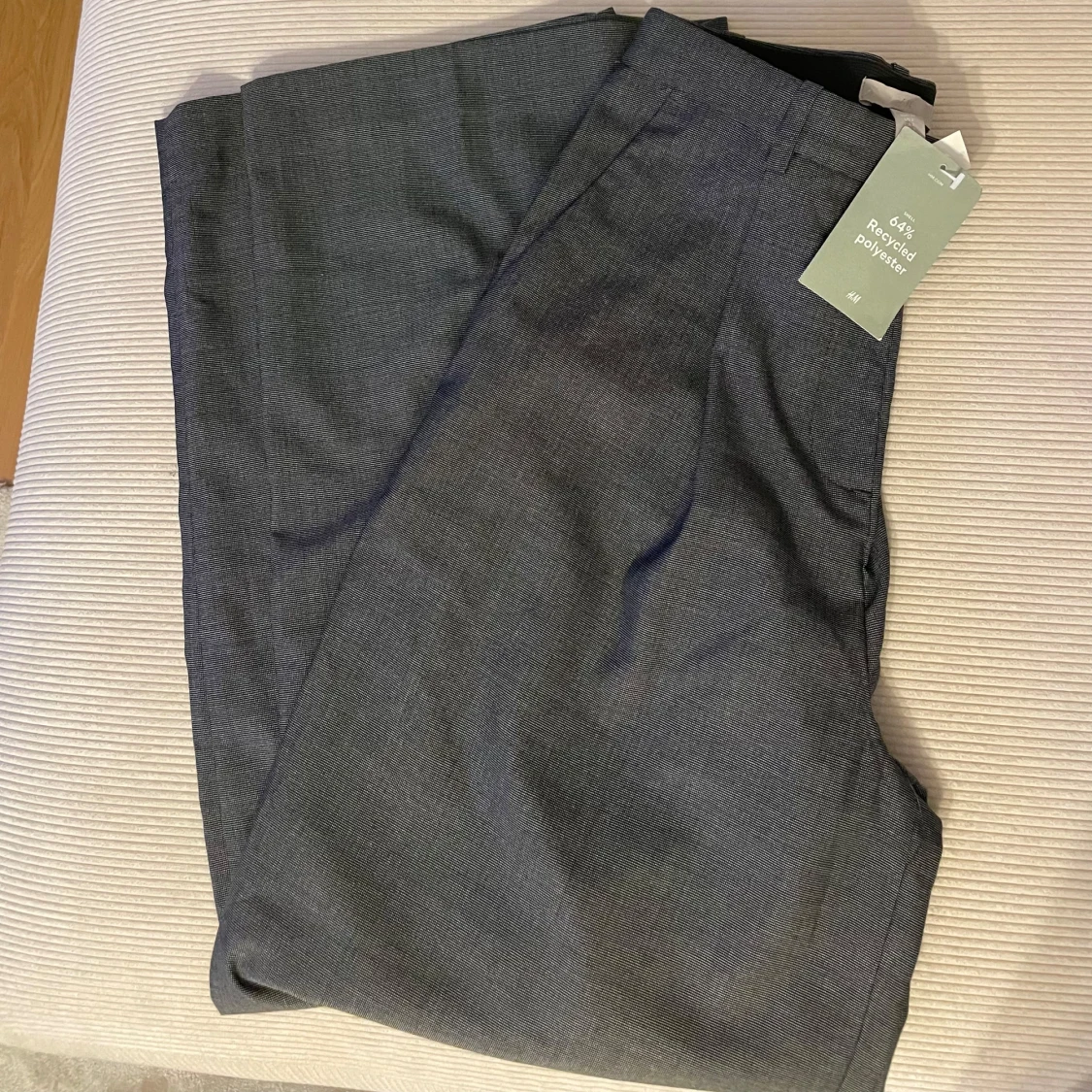 Grå vida kostymbyxor från H&M