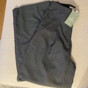 Grå vida kostymbyxor från H&M - Helt nya kostymbyxor som inte är använda🩷