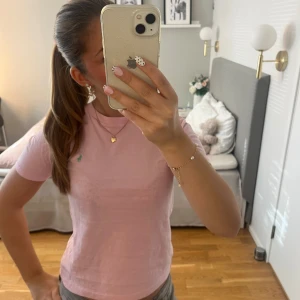  ralph lauren t-shirt  - säljer en super söt rosa ralph lauren t-shirt som inte används längre