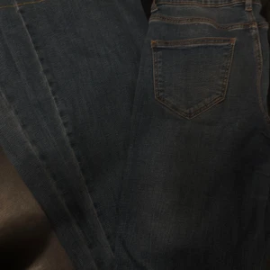 Lågmidjade bootcut jeans  - Blåa lowwaist bootcut jeans från Vero Moda