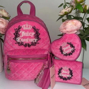 Juicy Couture rosa quiltad ryggsäck & plånbok - Set med rosa quiltad ryggsäck, hjärtformad liten väska och plånbok från Juicy Couture. Alla delar är i mjuk sammet med broderad logga, krona och svarta detaljer. Ryggsäcken har guldfärgad dragkedja och hjärtformat hänge. Perfekt för dig som älskar statement-accessoarer.