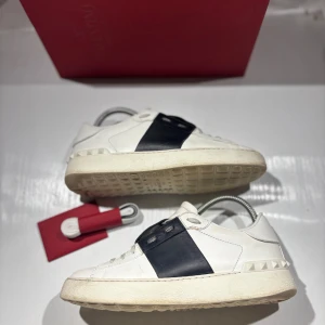 Valentino skor - Hej! Säljer nu mina skor från märket Valentino , storlek 37 bra skick, allt på bilden ingår. Tveka inte på att höra av dig om du har frågor eller funderingar kring skorna! 