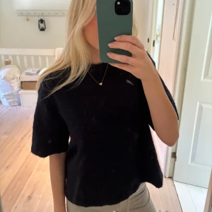 Stickad t-shirt - Stickad t-shirt från gina tricot, förekommer inte riktigt på bilderna men den är mörkblå