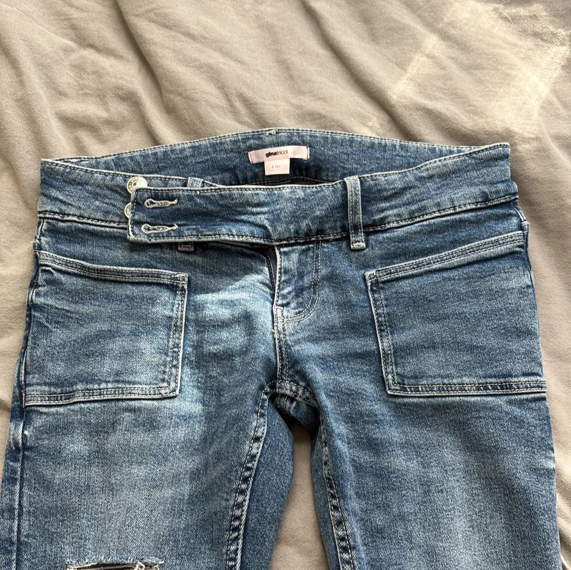 Low waist bootcut jeans från Gina Tricot - 1