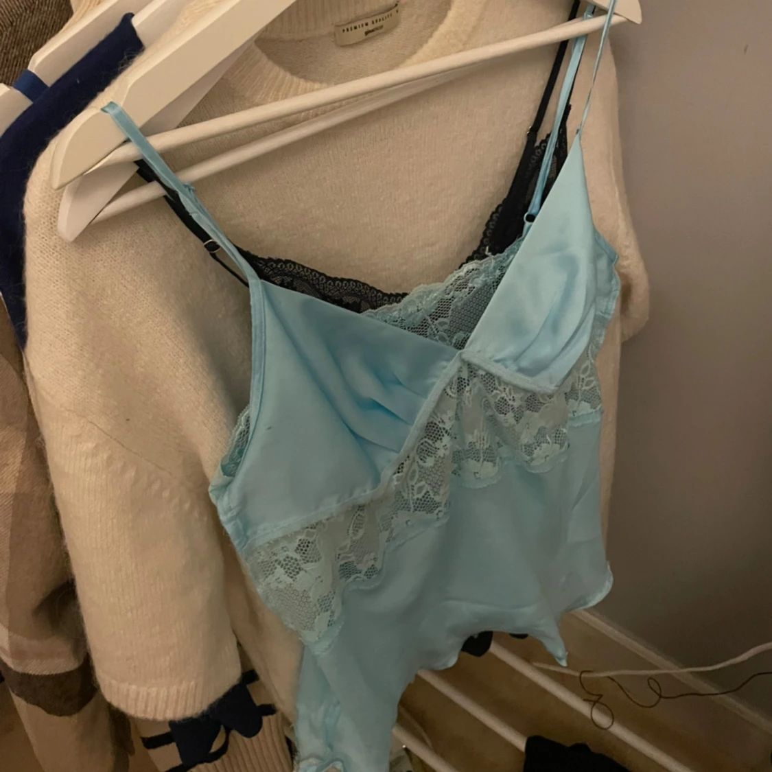 Ljusblå satin-linnetopp med spets