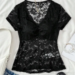 Svart spetstopp - Snygg svart spets topp! Passar till typ allt och så snygg, aldrig använd💞