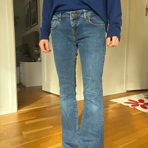 Blå bootcut jeans med låg midja - Säljer ett par blå ltb jeans med bootcut modell då de tyvärr inte passar mig längre (inte jag på bilden). Jeansen har låg midja och är i bra skick.