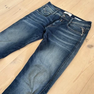 Replay Anbass  - Replay Anbass, storlek 29/32. Köpta för 1649 kr på design&only. Säljer då jag inte använder dem mer. Skriv för funderingar! 