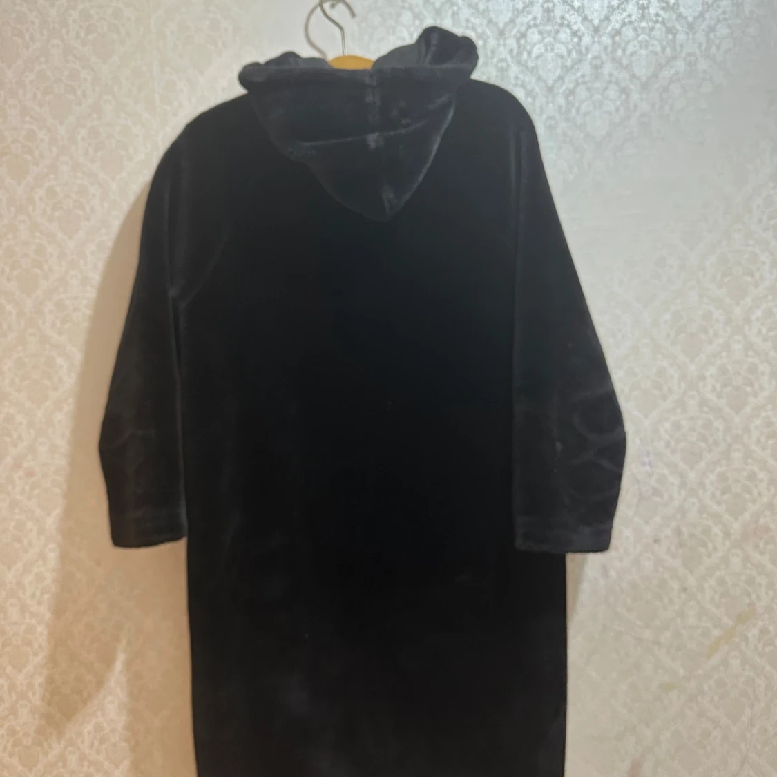 Svart teddyjacka med huva och dragkedja - 3