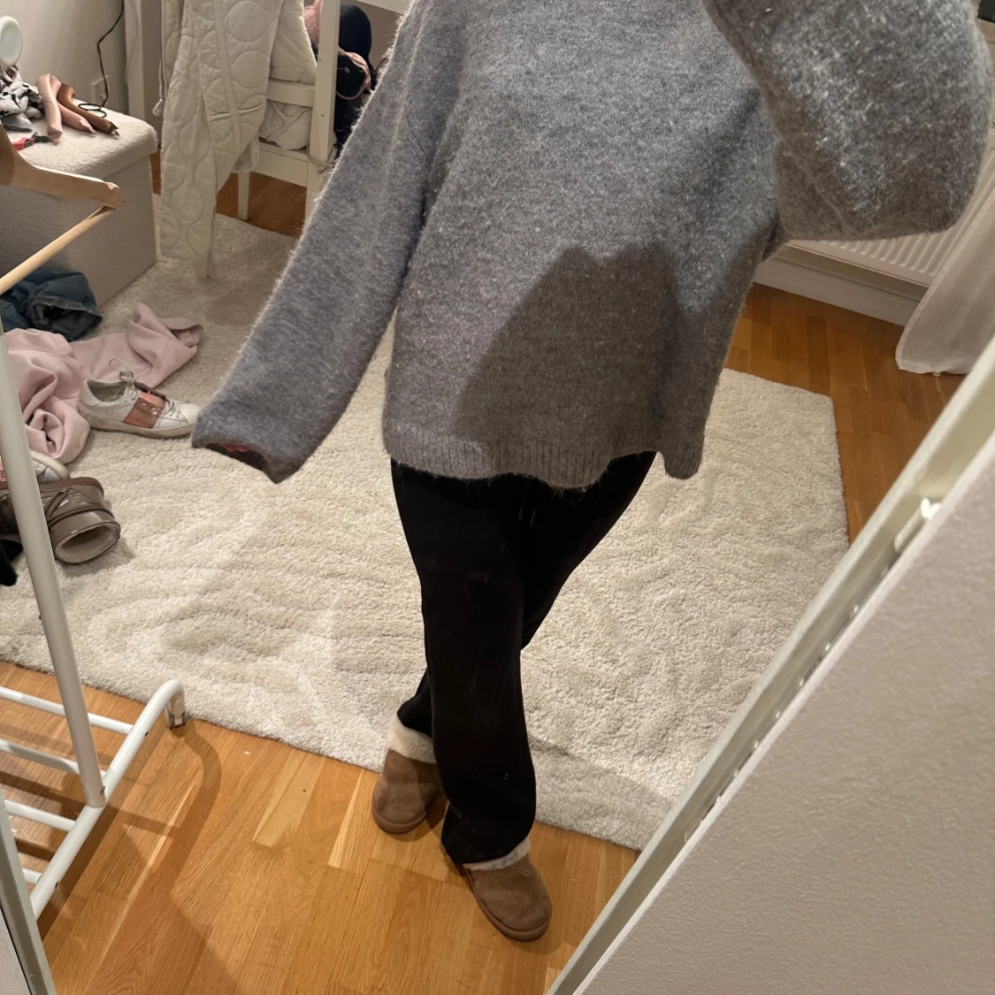 Grå stickad tröja med lång ärm - 1