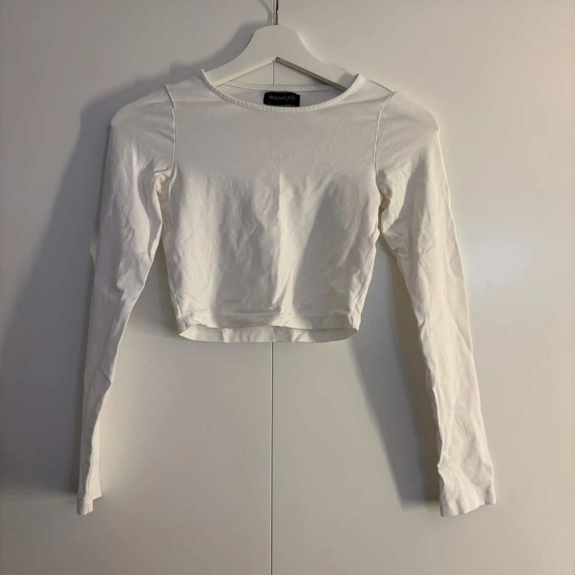 Svart och vit croppad långärmad topp - 1