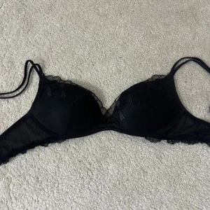Intimissimi bh - Superfin intimissimi bh med push up. Använd fåtal gånger så i väldigt fint skick säljer endast då den tyvärr är för liten. Svart och i storlek 75B. Köpt för 549kr