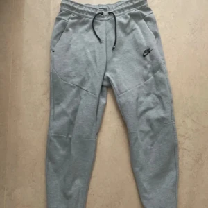 Nike Tech byxor - Bra skick på byxorna, jätte bra för vintern